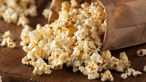 没有大米没有机器，孩子们用农副产品自制爆米花